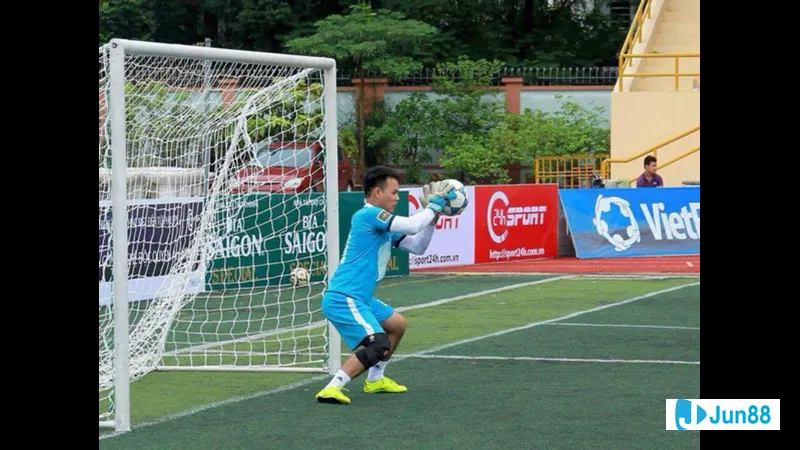Thủ môn đang thực hiện quy định phát